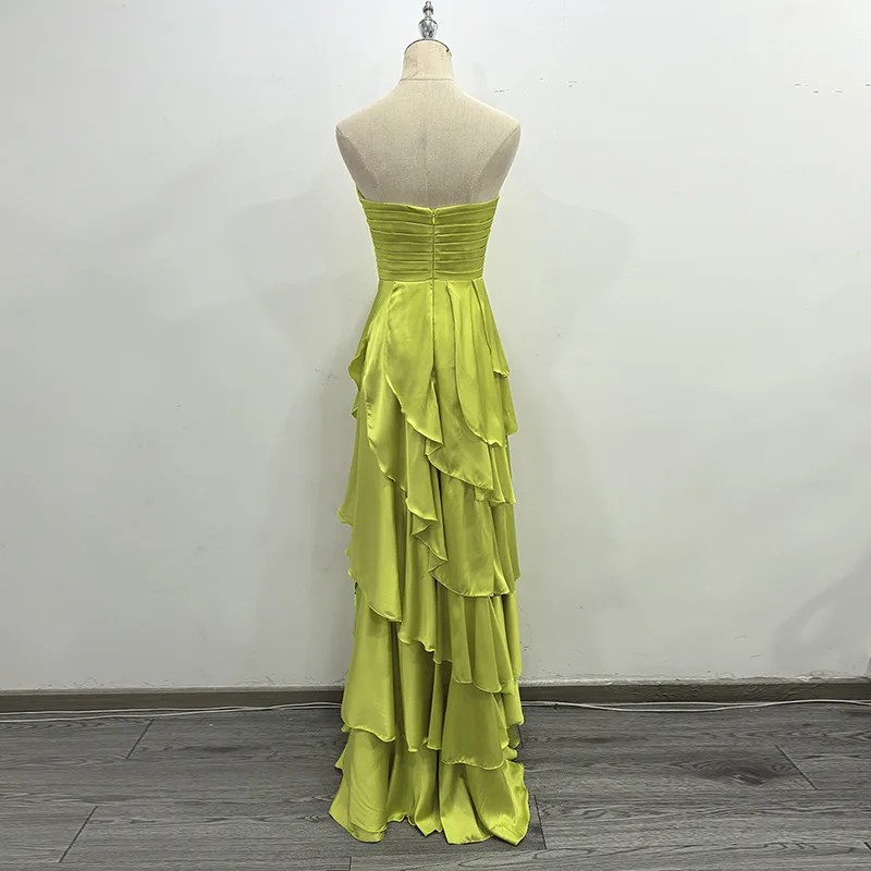 Trägerloses, gerüschtes, gestuftes Maxikleid aus Satin in Grün – Elegantes Abendkleid für Damen mit plissierter Taille für formelle Anlässe, Abschlussbälle und Hochzeiten – Detail 7