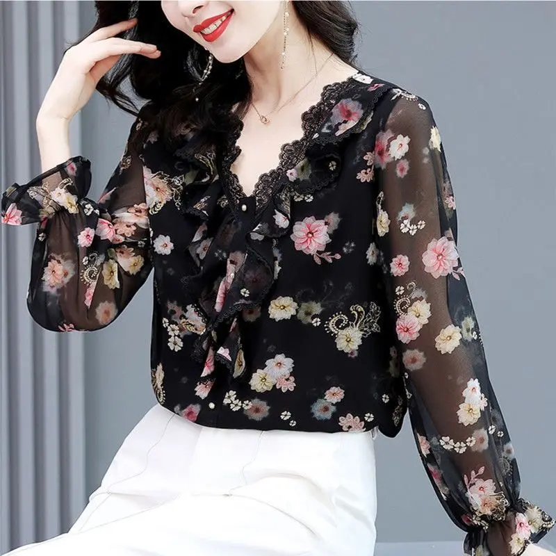 Chiffon Women\'s New Fashionable Age Reducing V-neck Floral Top with Lace Splicing and Gentle French Style