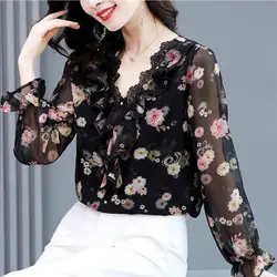 Chiffon Women's New Fashionable Age Reducing V-neck Floral Top with Lace Splicing and Gentle French Style