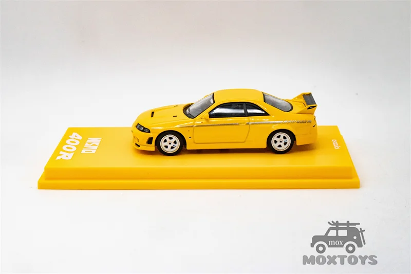 Kyosho 1:64 Nismo 400R MOTN LED yellow Car in the Book Diecast Model Car