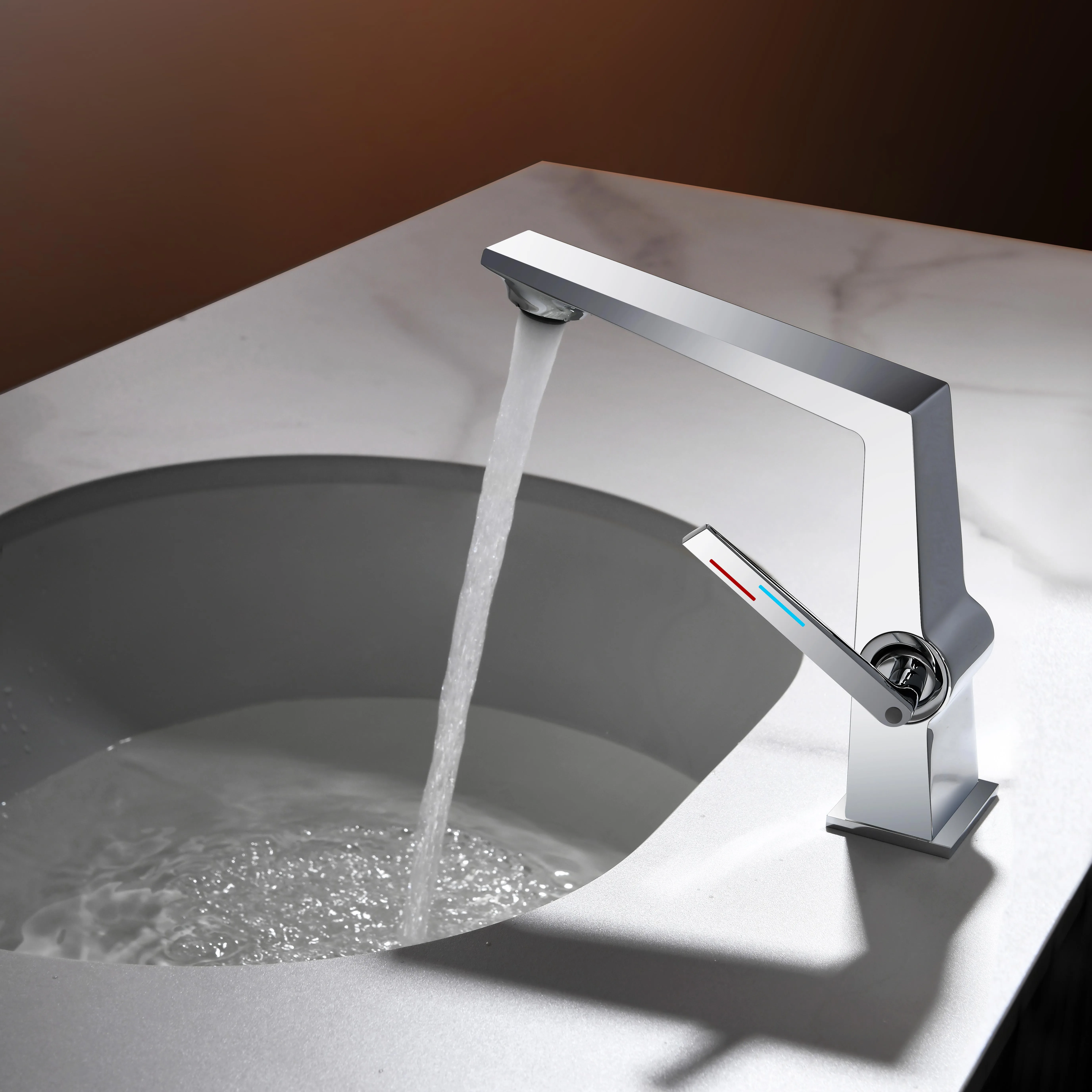 Modern Single Handle Copper Washbasin Tap with Ceramic Valve Core Deck Mount Bathroom Cabinet Hot and Cold Water Light Luxury
