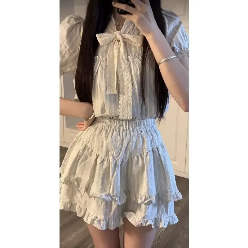 

Кружевная комбинированная блузка с бантом и юбкой с оборками и высокой талией, милый и свежий костюм в корейском студенческом стиле, 2024