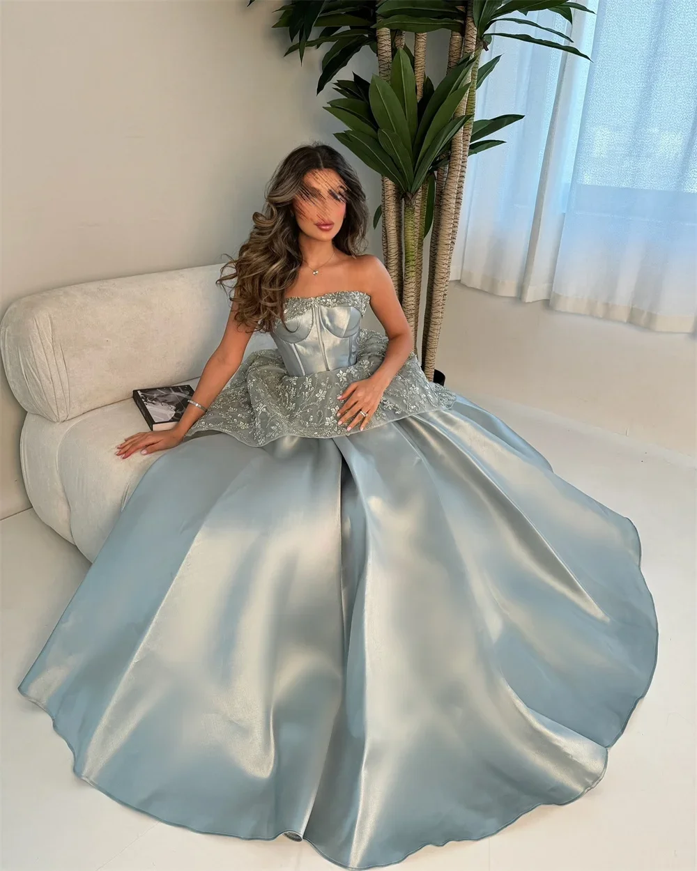 Abito da sera personalizzato Abito formale da ballo senza spalline Lunghezza pavimento Gonne con paillettes Drappeggiato con perline di tulle Senza maniche Occasio su misura