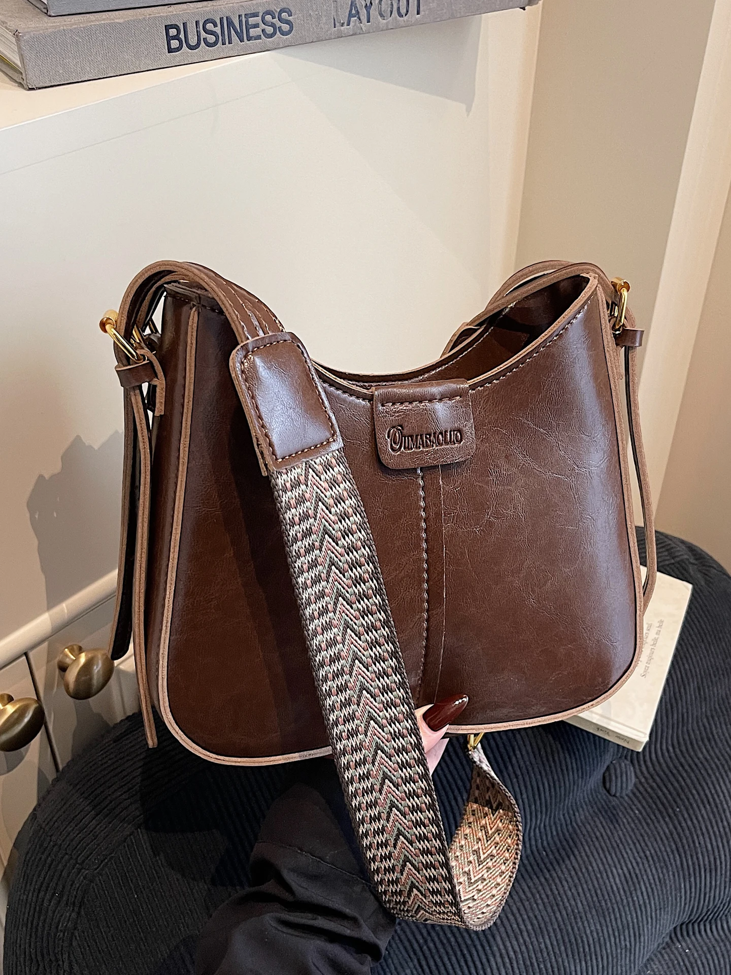 

Faionable Retro Buet Bag Women's Crossbody oulder Bag Wide Strap Versatile Commuting Small Square Bag Leisure Zipper Cl...