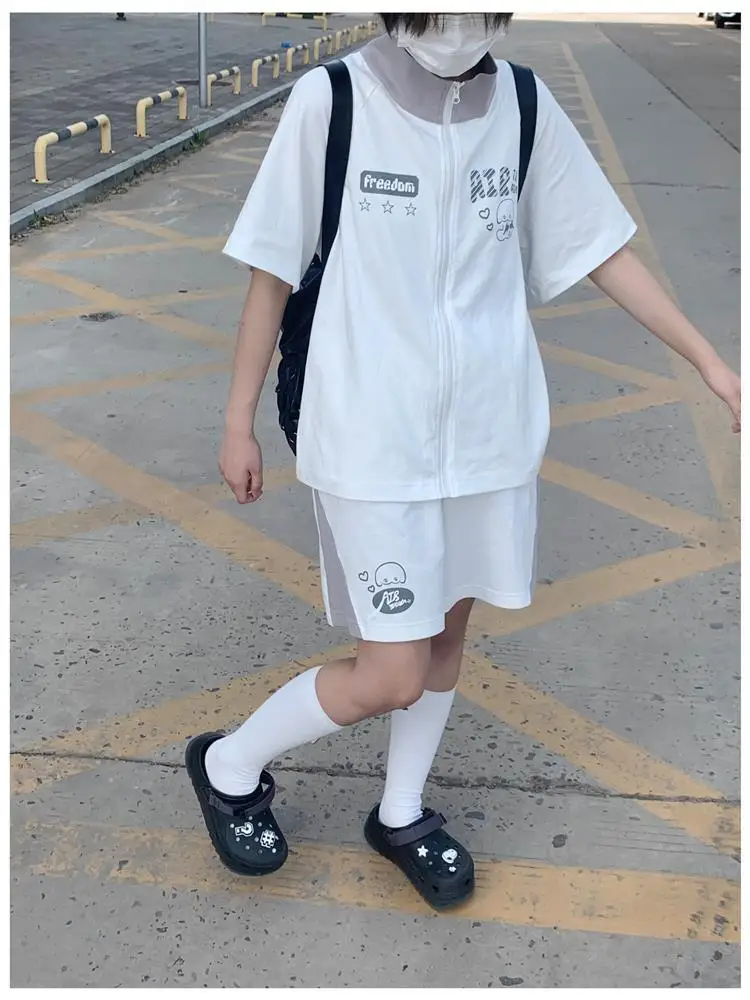 

Повседневный летний женский комплект в студенческом стиле: футболка с коротким рукавом и шорты с цветными блоками, на молнии, другие аксессуары