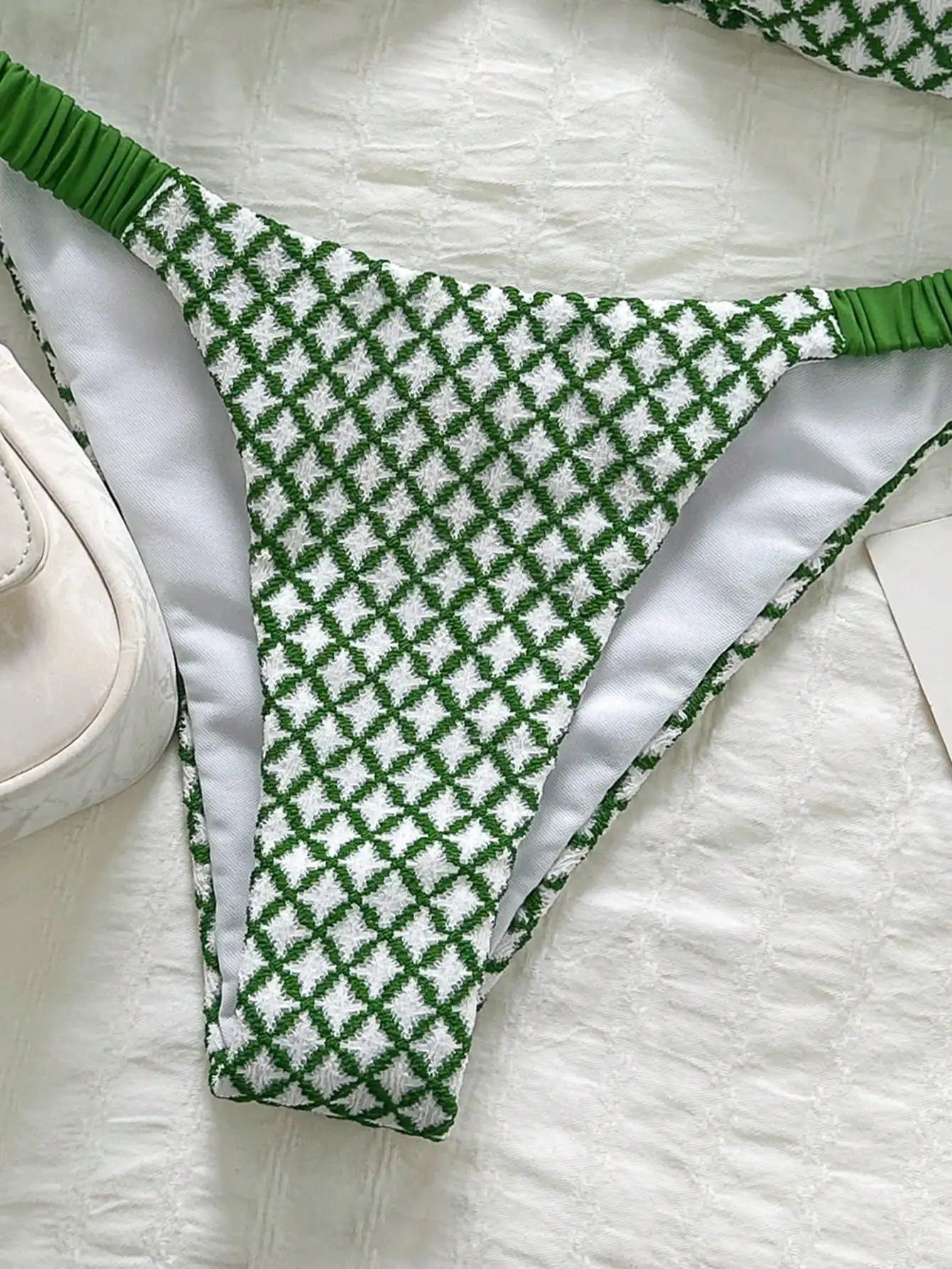 

Зеленый комплект бикини с геометрическим узором, рюшами на бретелях и высокой посадкой на талии