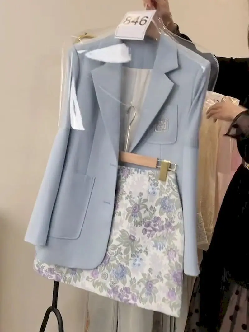 

Корейский модный комплект: блейзер и юбка. Женский костюм класса люкс. Элегантный пиджак и юбка-полусолнце. Комплект из двух предметов. Модные юбки в стиле корейских дорам.