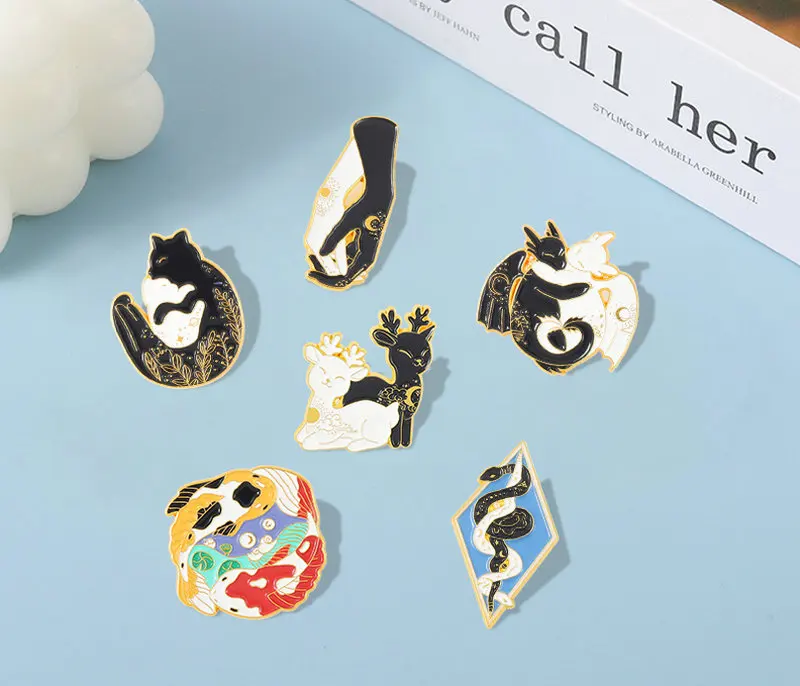 Pin Enamel kustom bulan matahari kucing rusa naga ular Koi tangan bros kerah jas lencana hitam putih perhiasan hadiah berbintang memeluk hewan