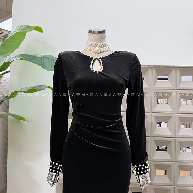 French Style Elegant Pearl Beaded Round Neck Long Sleeve High Waist Slim Bodycon Black Velvet Evening Dress for Women Autumn
