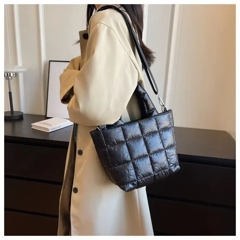 

Ins Fashion Plaid Shoulder Bags for Women Padded Down Jacket Bags Luxury Designer Handbags Korea Cloud Bags Larger Tote Bags