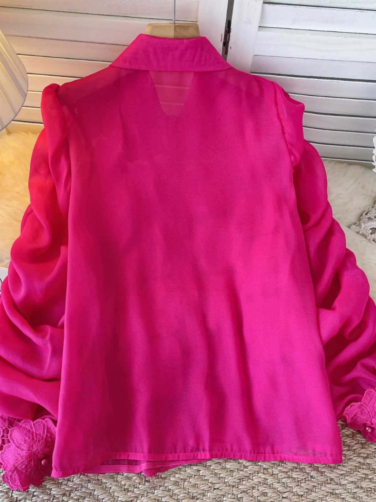 スリム刺繍入りヘビーワークランタンスリーブシャツ レディースファッション 韓国風 ポリエステル繊維 長袖 植物柄