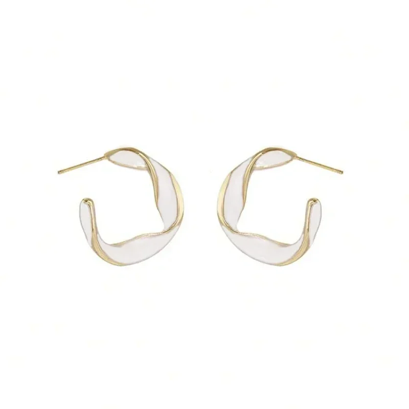 Huitan رواية ملتوي تصميم هوب أقراط الإناث الساحرة الحديثة رشيقة ثقب الاكسسوارات أنيقة سيدة الزفاف الفرقة مجوهرات #5