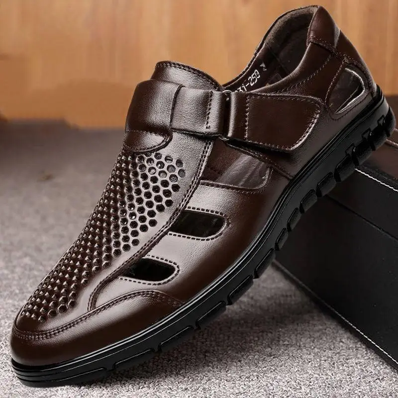 Sandálias de couro genuíno masculino, sapatos casuais de negócios de luxo, sapatos de trabalho antiderrapantes ocos, confortáveis, novos, verão