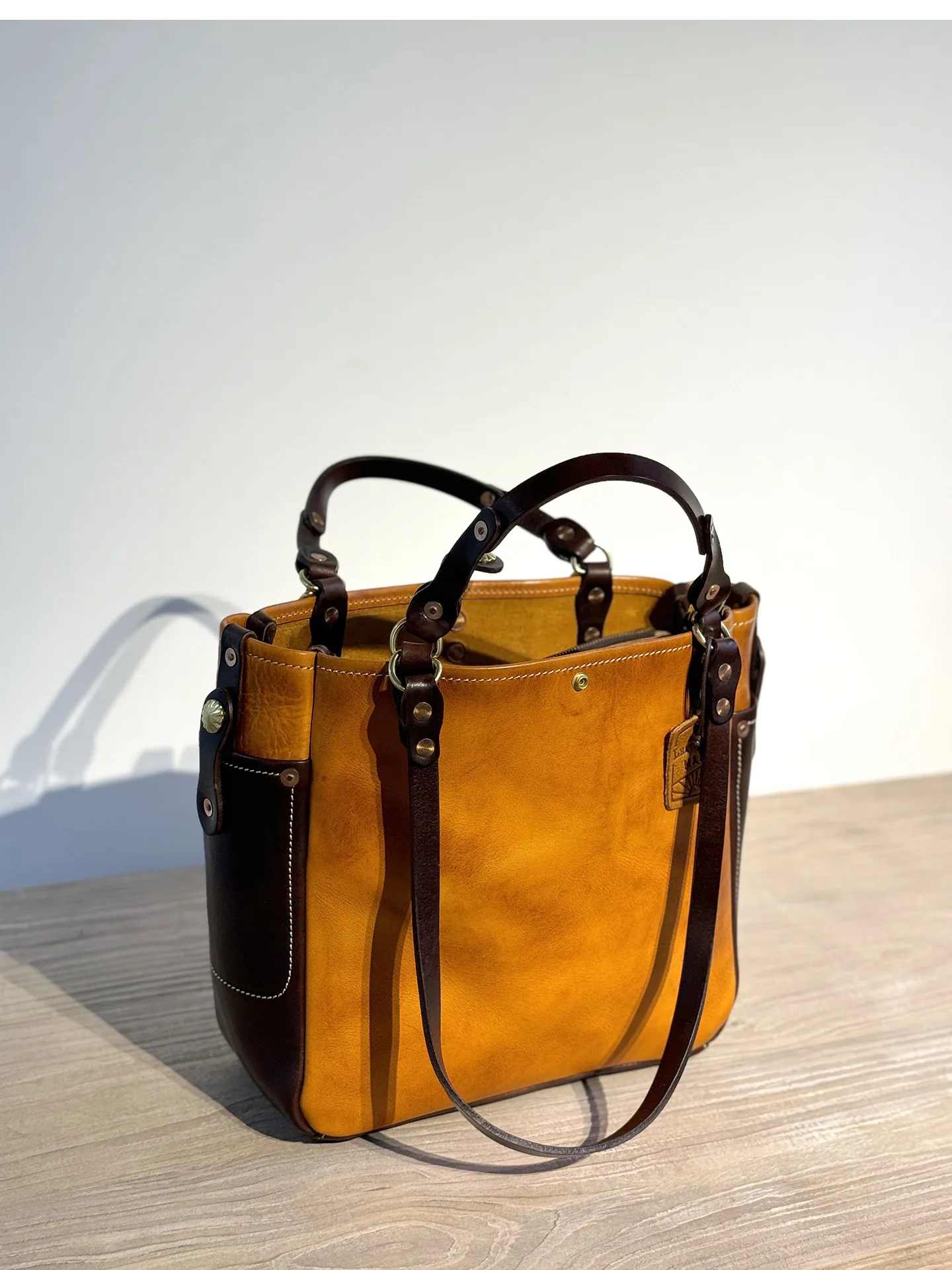 Vintage Designer Handgefertigte Arbeits-Tragetasche aus pflanzlich gegerbtem Rindsleder für Herren, Business Casual Luxus Naturleder Handtasche – Detail 13