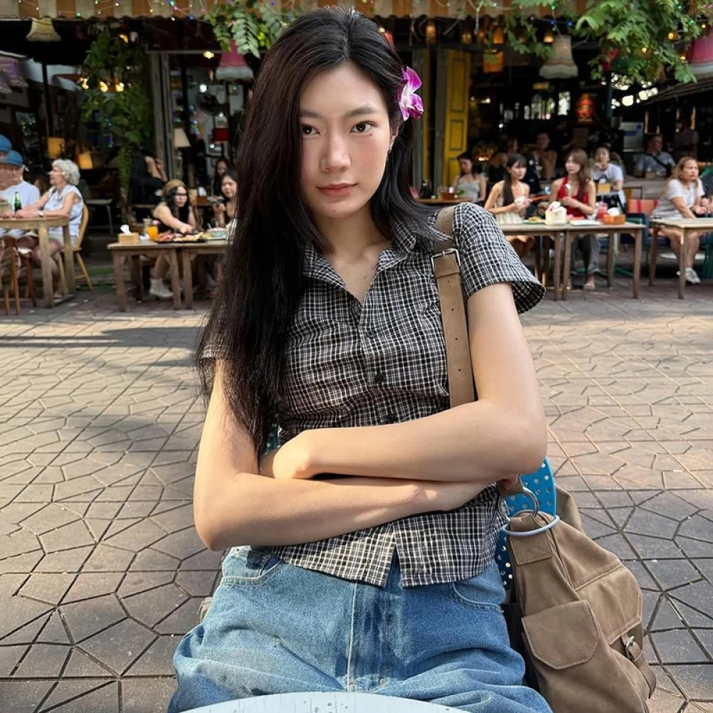 SylCue Camisa xadrez patchwork feminina, gola polo, manga curta, moda casual de rua, estilo versátil, tops clássicos