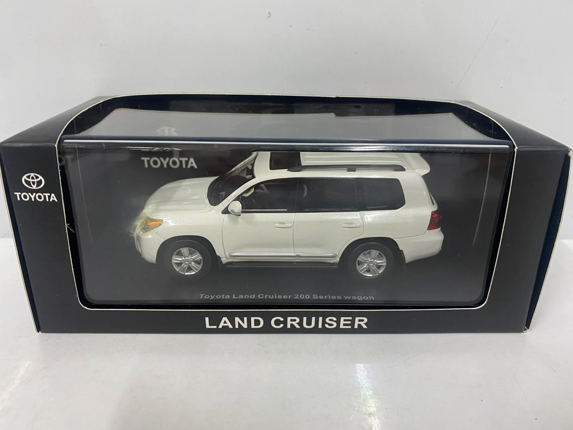 

Flaws Diecast Toyota 1/43 Scale Land Cruiser 200 Resin Car Model Collectible Toy Gift Souvenir Display Ornament