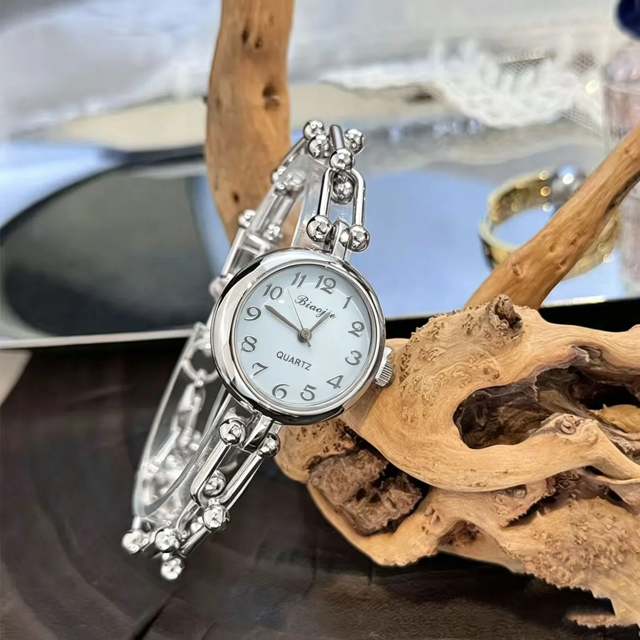 1 Piece of Elegant Women's Wristwatch, a Fashionable, Romantic, Classic, Vintage Quartz Watch with a Comfortable Alloy Strap, Perfect for Gifting to Friends and Family, and Ideal for Holiday Casual Wear