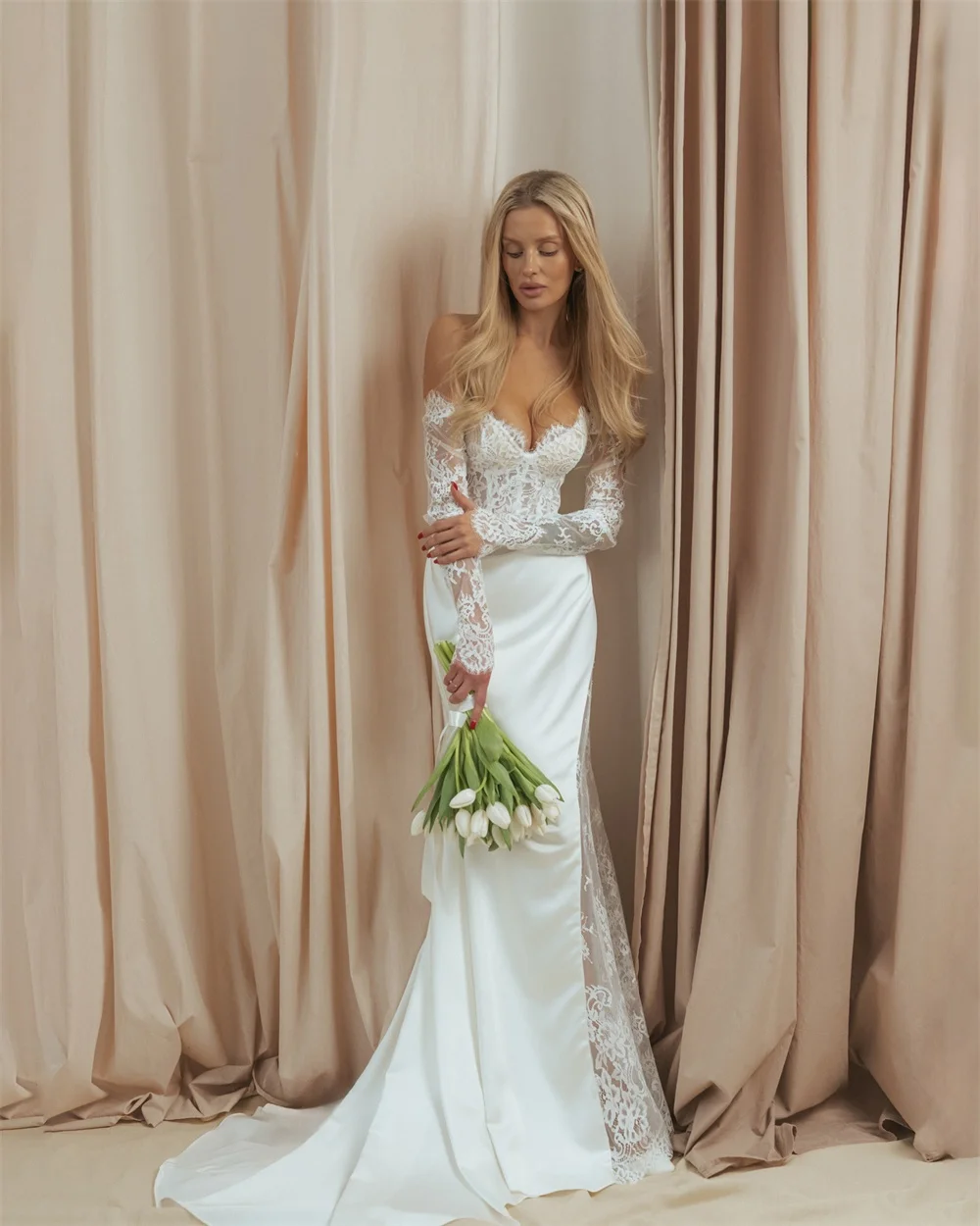 طوكيو مخصص الجانب الأبيض السامية سبليت فساتين الزفاف قبالة الكتف أكمام أثواب الزفاف أنيقة حورية البحر أثواب الزفاف