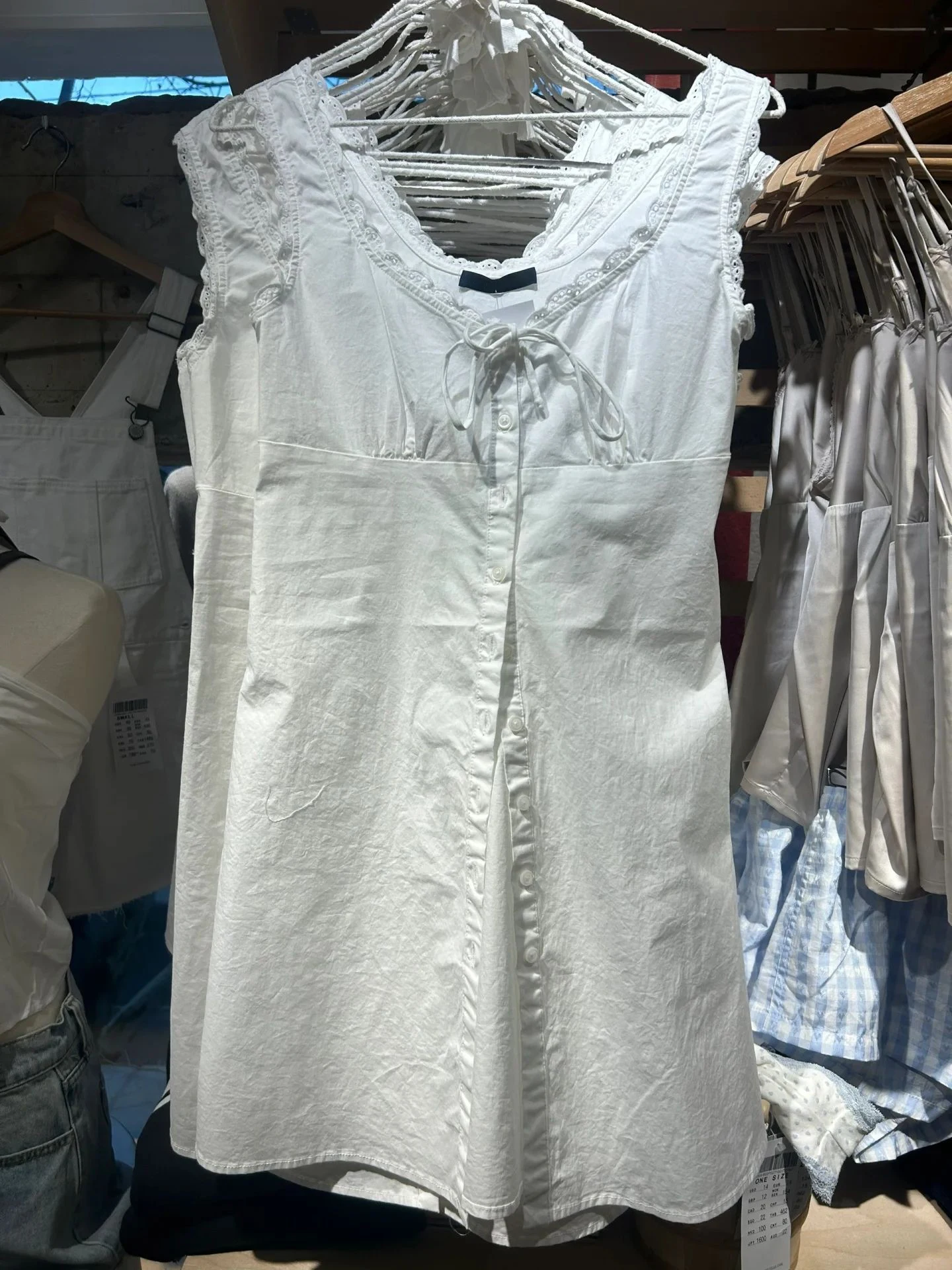 레이스 트림 스위트 화이트 미니 블라우스 드레스 여성 여름 U 칼라 싱글 브레스트 레이스 업 짧은 베스 티드 빈티지 민소매 드레스