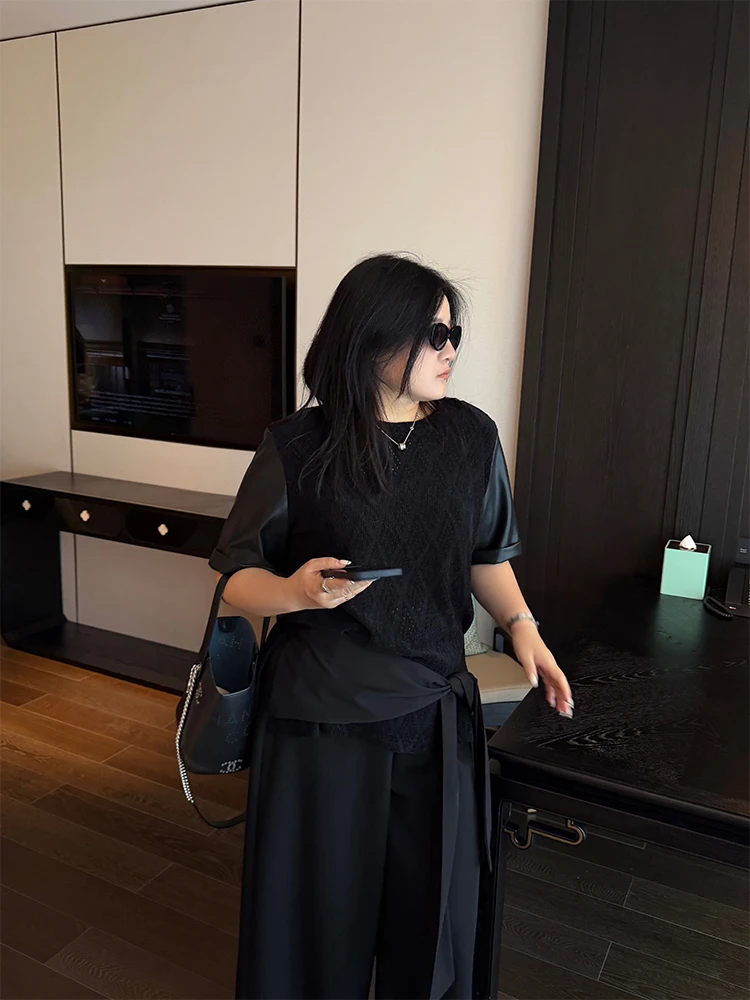 

Женская футболка свободного кроя с текстурной поверхностью, эффектом стройности, кожаными вставками, в повседневном стиле, с круглым вырезом и коротким рукавом