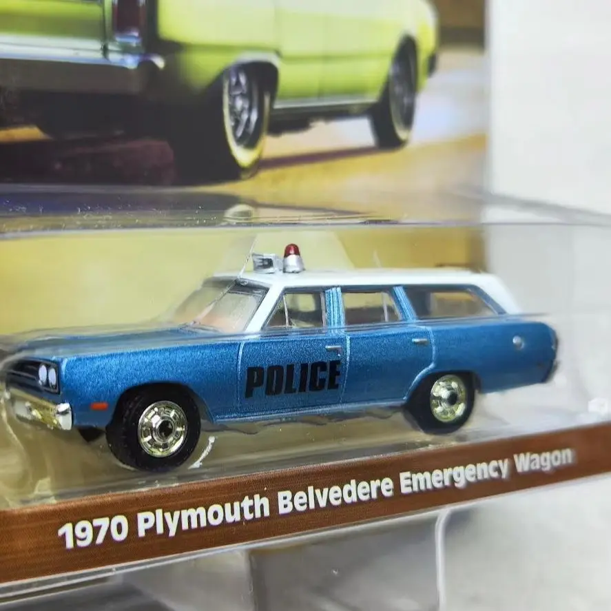 

1:64 1970 Plymouth Plymouth Belvedere Ambulance Advanced Collection Ornament Car Models