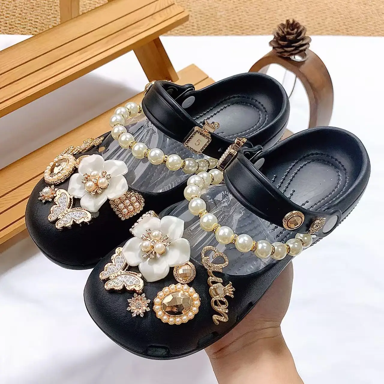 Fashionable Women's Shoes, New Style Camellia Long Pearl Chain Mary Jane Clogs, Women's Flat Sandals for Outdoor Wear, Thick-Soled Garden Shoes