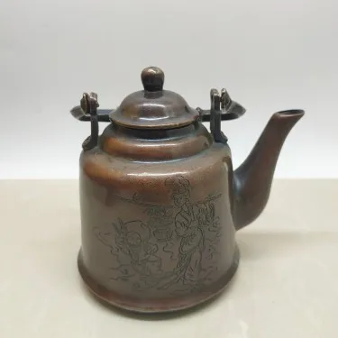 The copper teapot has been passed down from generation to generation, and the teapot is beautifully carved