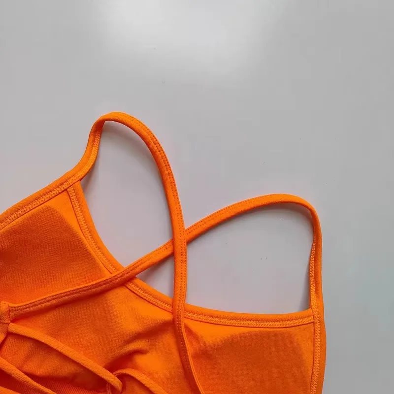 Schöner Yoga-Sport-BH mit offenem Rücken, dünnen Trägern und Kreuzriemen am Rücken, hochelastischer, atmungsaktiver BH, stoßdämpfend, ideal zum Laufen, für Pilates und Training. – Detail 5