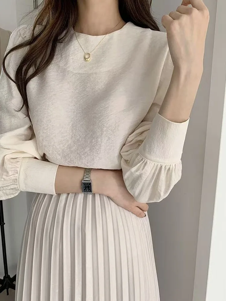 

Ретро-топ премиум-класса с длинными рукавами-фонариками и круглым вырезом, однотонный, модный, из качественных материалов.