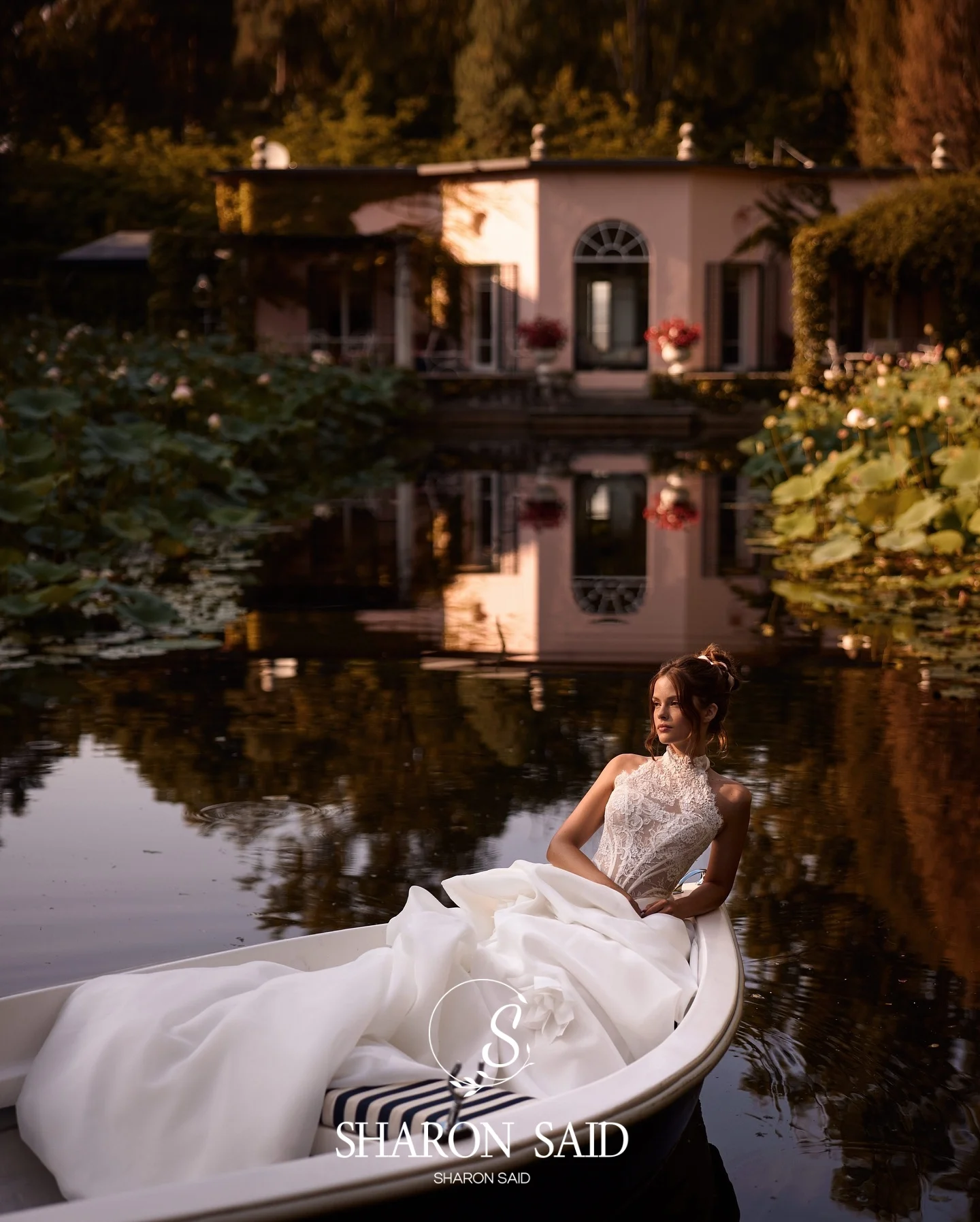 シャロンはエレガントなホルター A ラインオフホワイトレースのウェディングドレス 2025 ノースリーブサテンプリーツロマンチックな花嫁ドレス SW121 カスタマイズ