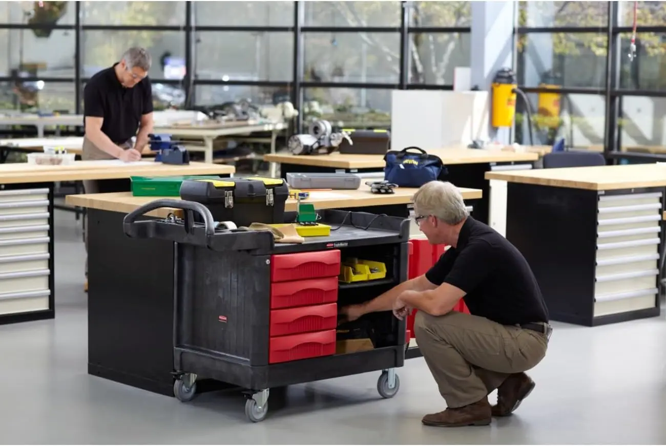 Rubbermaid Commercial Products Mobile Tool Work Center, 5 ลิ้นชัก, ความจุ 250 ปอนด์, สีดํา, สําหรับคลังสินค้า/โรงรถ/ทําความสะอาด/บํารุงรักษา