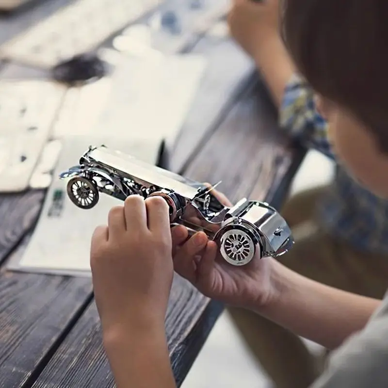 modele-de-jouet-a-assembler-en-metal-theme-machine-pour-le-plaisir-des-grands-garcons