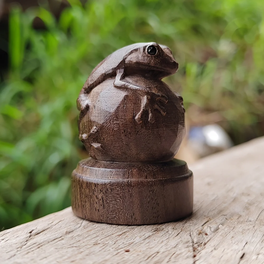 Hand-Carved Wooden Frog Holding a Ball Small Figurine Ornament, Chinese Style, Suitable for Desktop Decorations, Halloween Decorations, Party Decorations, Home Decor, Fireplace, Centerpiece Decoration, New Year Gifts