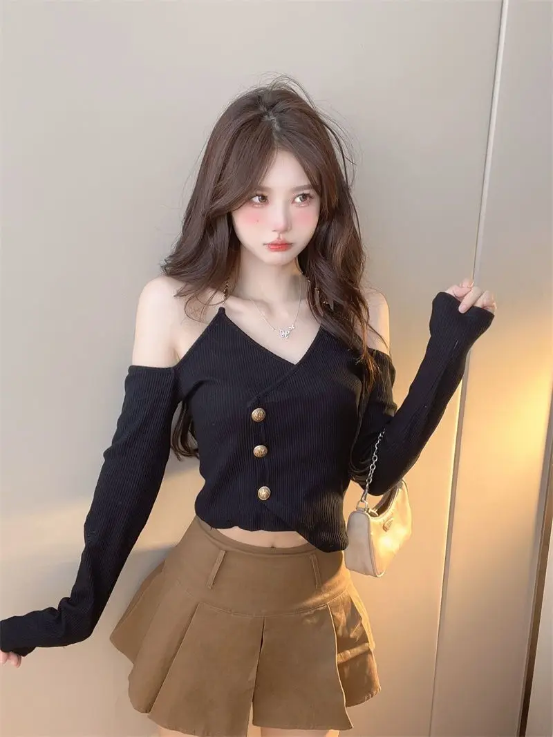 Czarny sweter damski z dekoltem w serek i długim rękawem na jesień, modny krótki top z odkrytymi ramionami, wiązany na szyi, elegancki, z wysokim stanem.