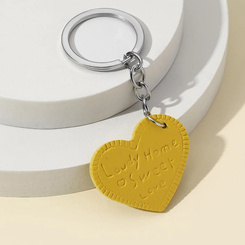 Corazón de melocotón con letras en inglés, colgante de llave, accesorios de bolso de cuero, decoración, cubierta de auriculares, creatividad, personalidad