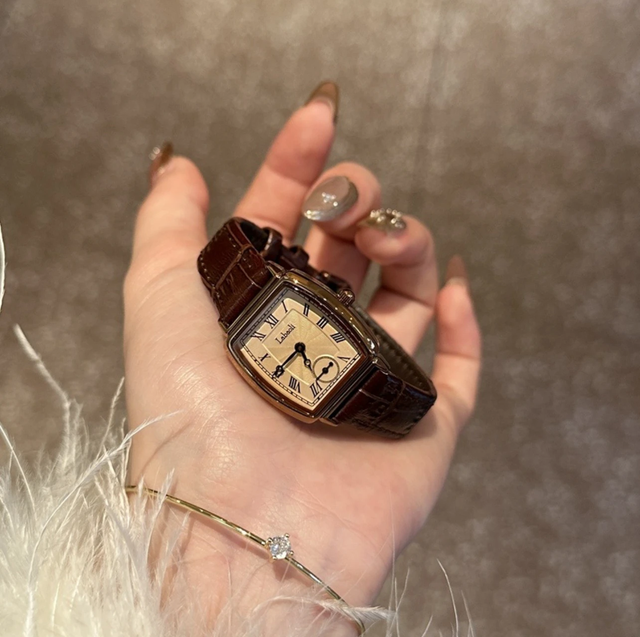 Orologio di lusso da donna semplice retrò studente barile cintura in pelle luce lusso tutto-fiammifero orologio al quarzo da donna orologio da donna di fascia alta