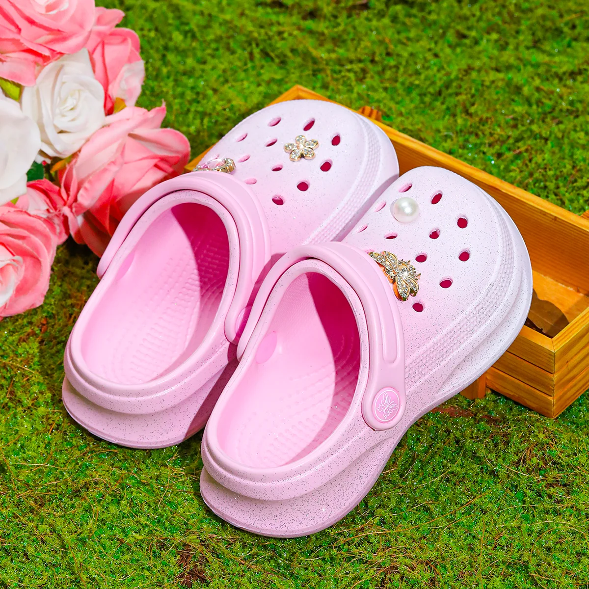 Glitzernde Clogs und Pantoletten für Kinder, leichte EVA-Gartenschuhe, rutschfeste Sandalen, atmungsaktive Slip-On-Schuhe für drinnen und draußen 168 – Detail 11