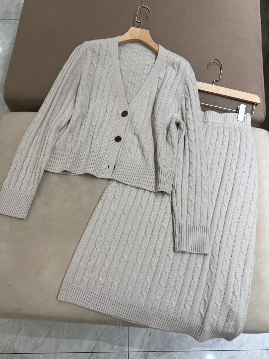 Autumn 2024 Women\'s Skirt Set Cable Knitted Sweater Cardigan + Hip-Wrapped Half-length Skirt 2-Piece Suit