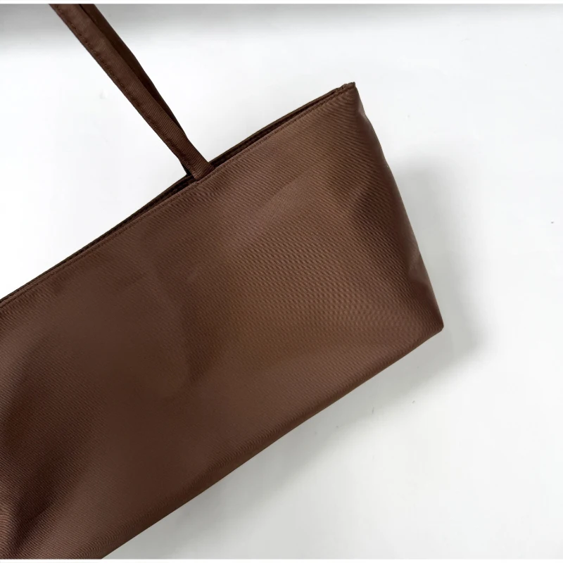 Minimalistische Nylon-Umhängetasche mit passender Handtasche, leichte, vielseitige Damen-Unterarmtasche, einfarbige Alltagstasche – Detail 6