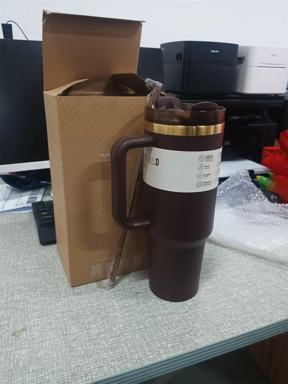 كوب شوكولاتة بني 40 أونصة مع كوب ذهبي منقوش بالليزر معزول للسفر يحافظ على بارد المشروبات |   صورة حقيقية جديدة