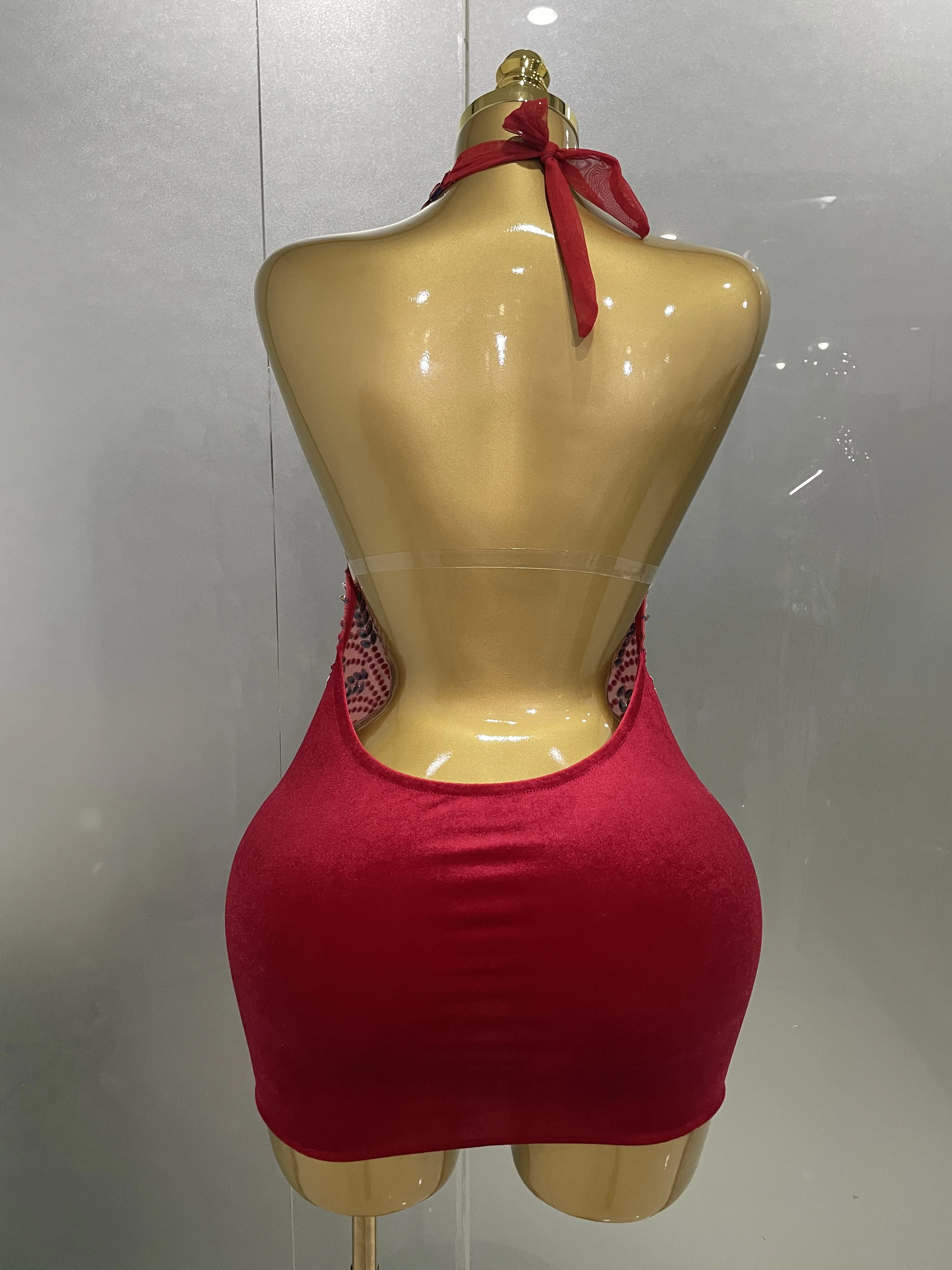 Abito corto in velluto senza schienale con strass scintillanti rossi sexy 2025 Nuovo ballo di fine anno per le donne Festeggia l'abbigliamento da palcoscenico per la festa di compleanno