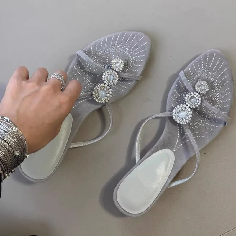 

Новые летние дышащие нескользящие сандалии с круглым носком и тонким ремешком со стразами, шлепанцы с ремешком