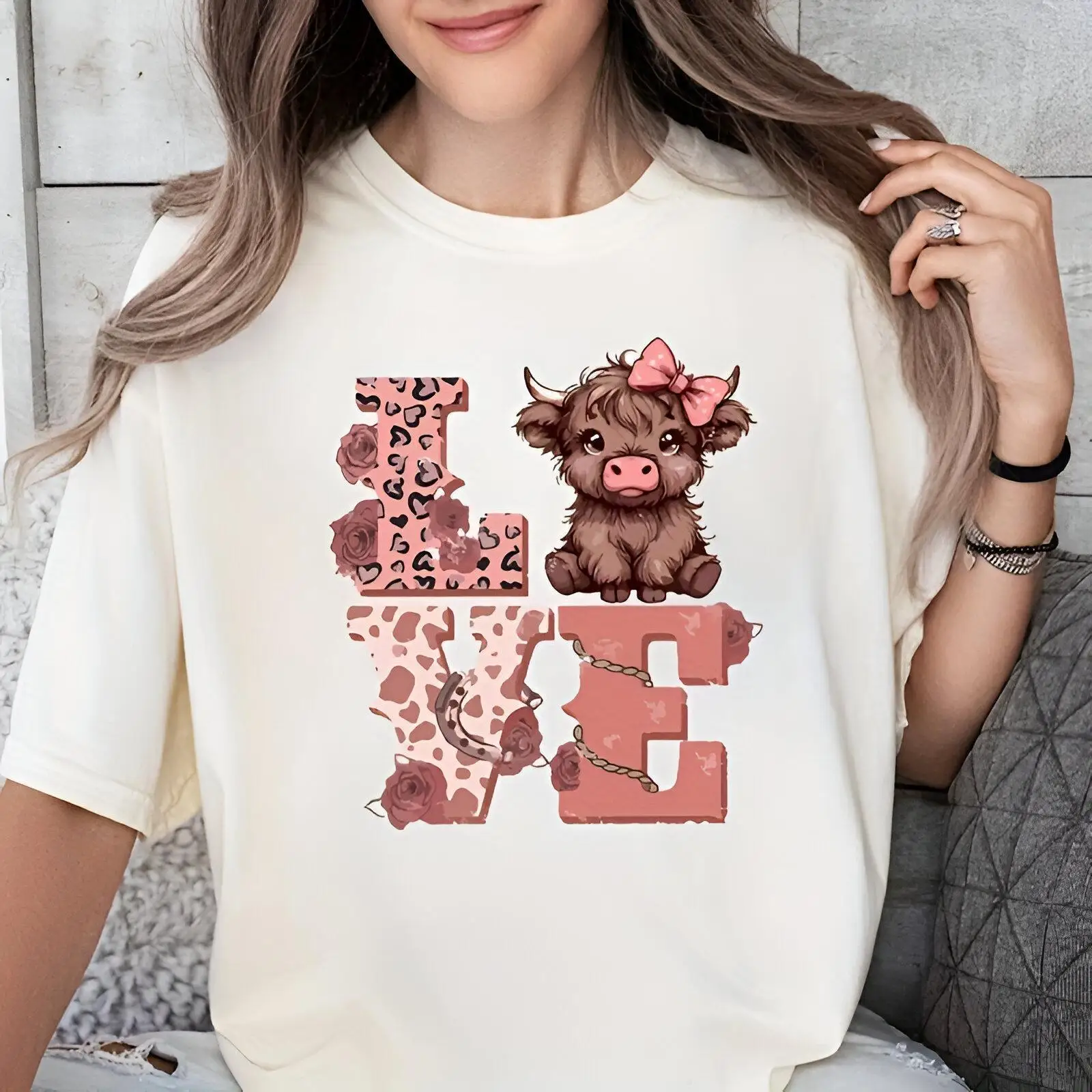 Women's Pink Highland Cow Graphic T-Shirt Cute Scottish Cow Print with Flowers & Hearts Soft Breathable Lightweight Short Sleeve Crew Neck Unisex Casual Tee for All Seasons