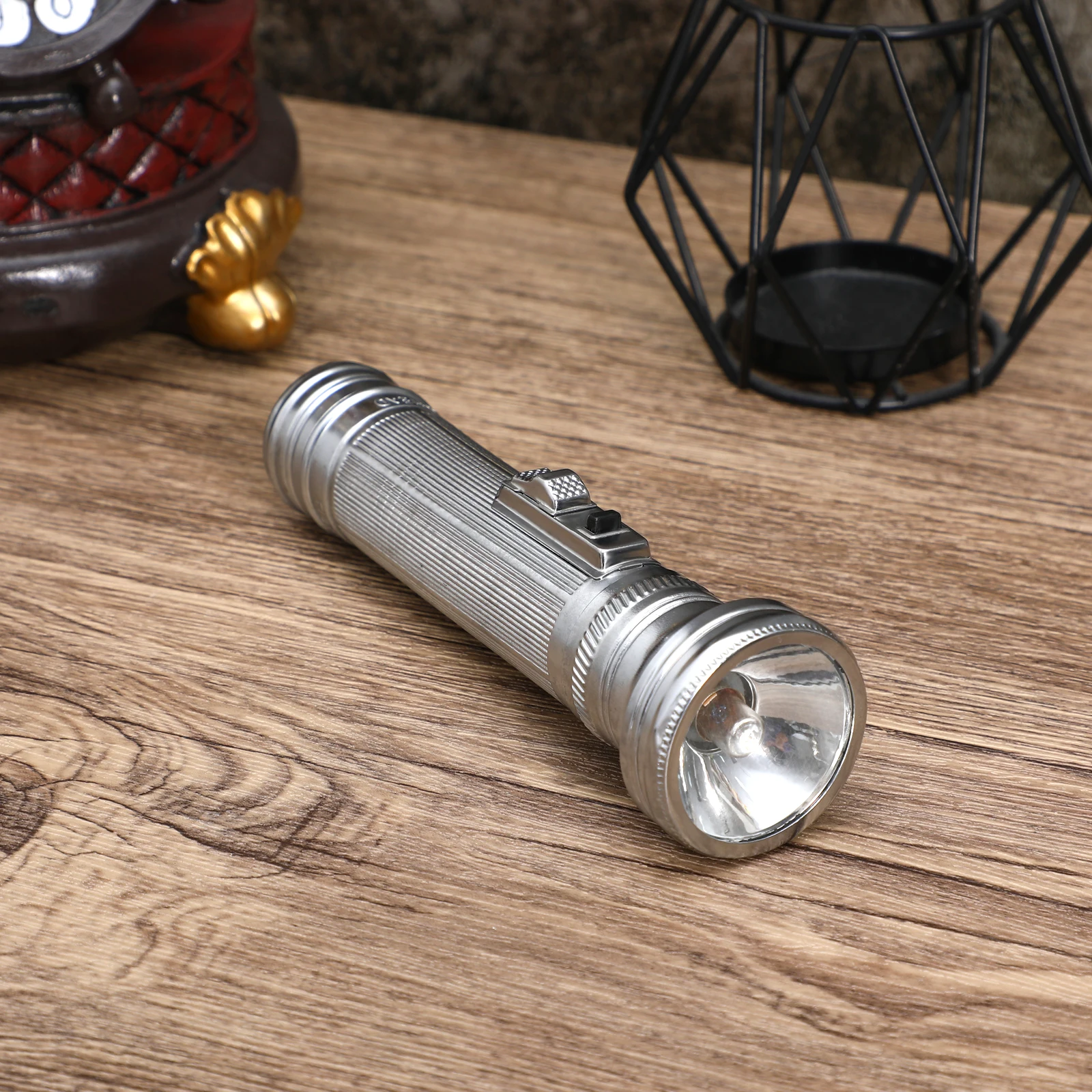 

Old-Fashioned Metal Flashlight Portable Small Vintage Outdoor Flashlight Camping Hiking Bright Light Portable Tool