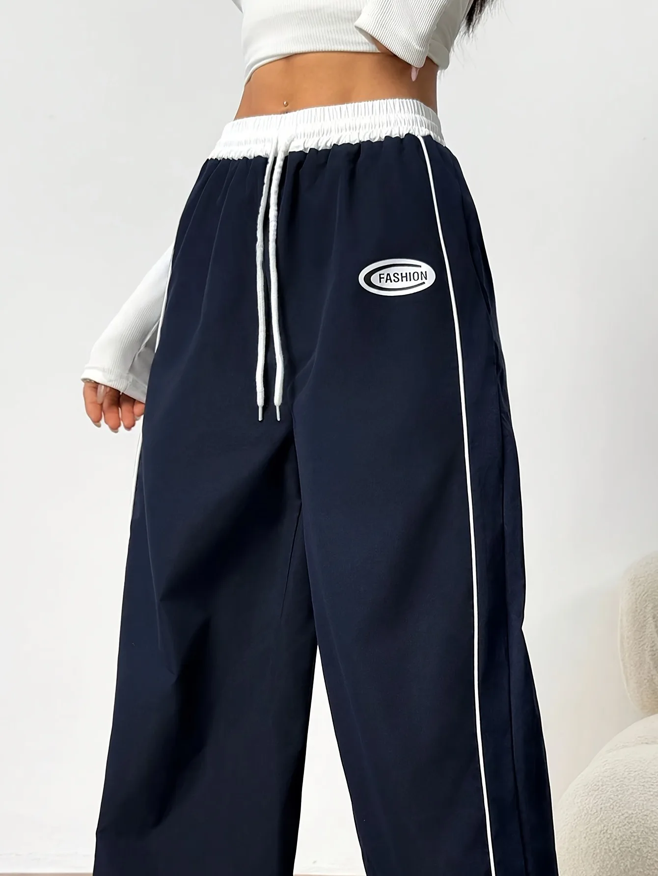 Marineblaue Mädchenhose mit Kontrastpaspeln, weitem Bein, hoher Taille, elastischem Kordelzug und lässigem Streetwear-Look – Detail 2