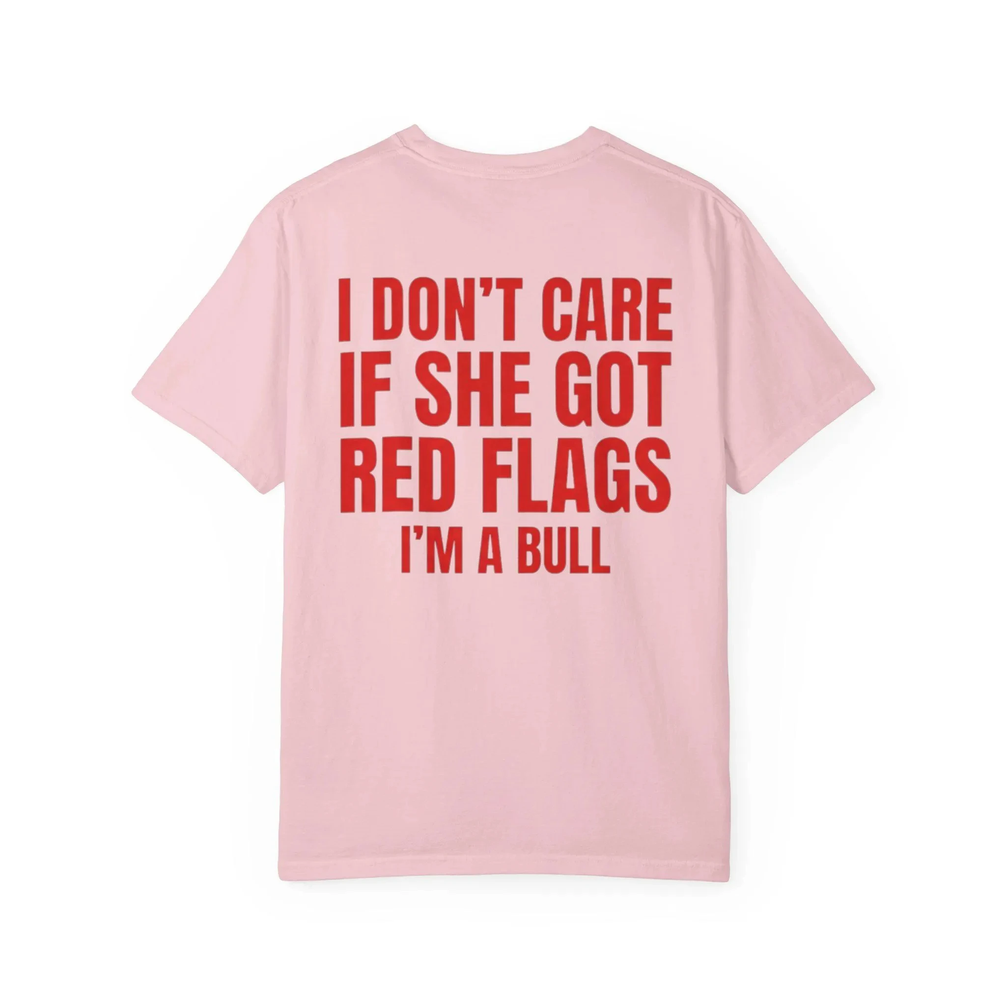 Ich kümmere mich nicht, ob sie Red Flags-Shirt trägt, ich bin ein Bull, lustiges T-Shirt, frecher sarkastischer Statement-Shirt, trendiges T-Shirt mit rotem Text und Grafik – Detail 9