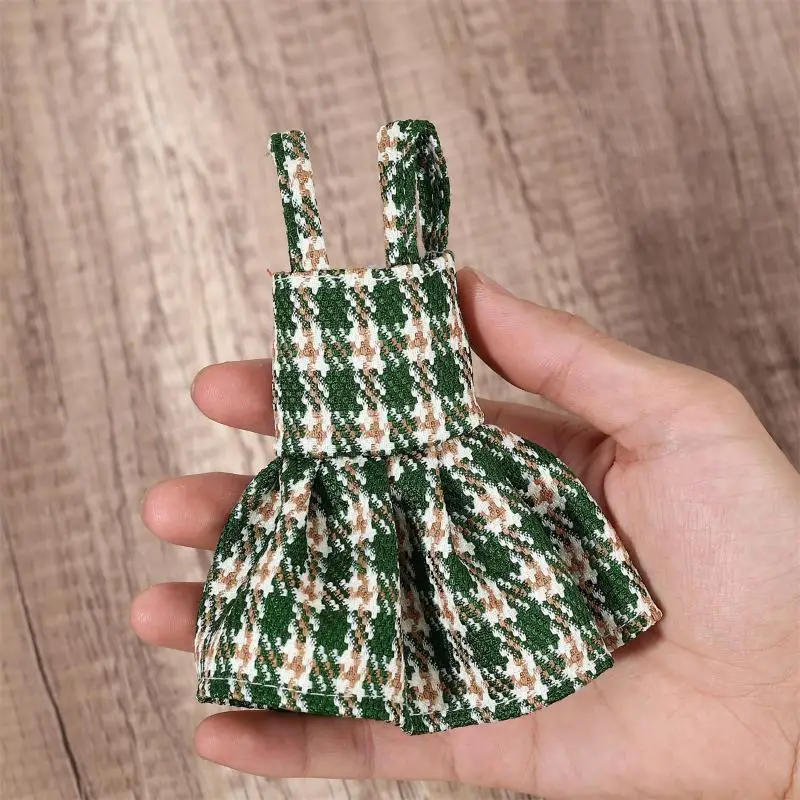 1 szt. Miniaturowe ubranka dla lalek do domku dla lalek, świąteczne, żakardowe ogrodniczki w kratę, spódniczka, model, akcesoria do dekoracji mini domku dla lalek