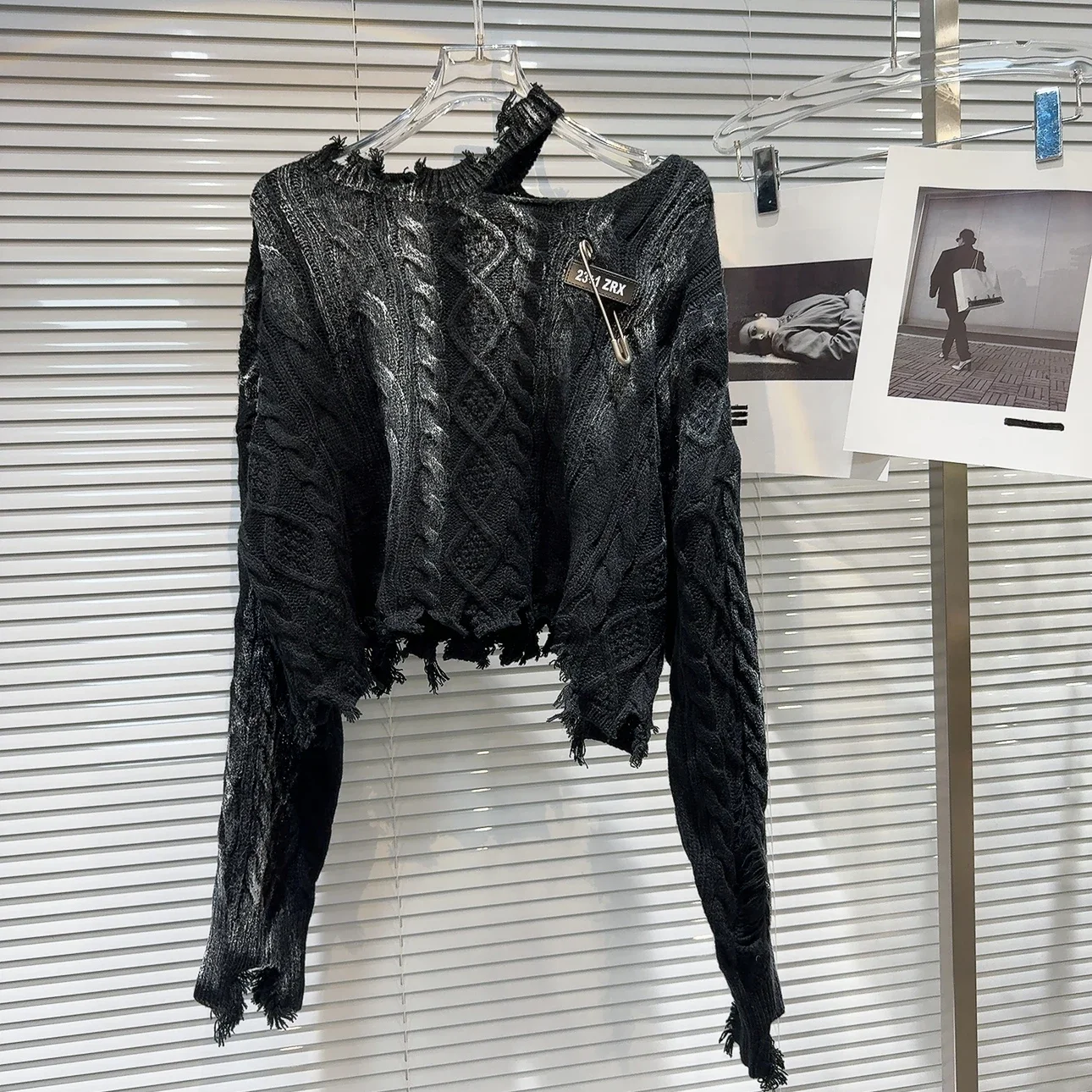 

Осень 2024, женский свитер, новый вязаный Универсальный пуловер с граффити и металлическими булавками, модные топы свободного кроя