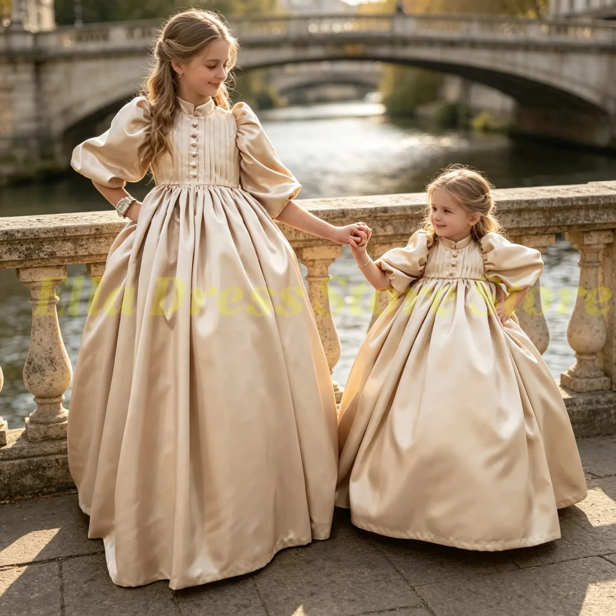 Maßgeschneidertes rosa Satin-Blumenmädchenkleid für Hochzeiten, lange Ärmel, hoher Kragen, Geburtstagskleid, Ballkleid, Mädchenkleid, Großhandel – Detail 5