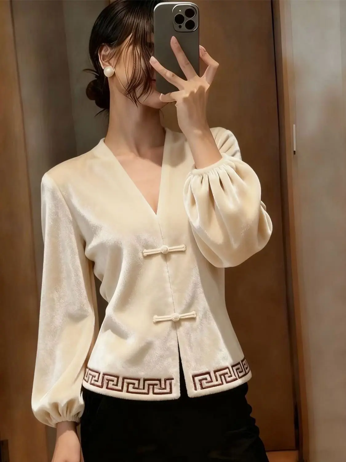 

New Chinese Style Velvet Open Cardigan in Beige V-Neck Loose Fit Fashionable Retro Winter Top for Women Thick Long Sleeve